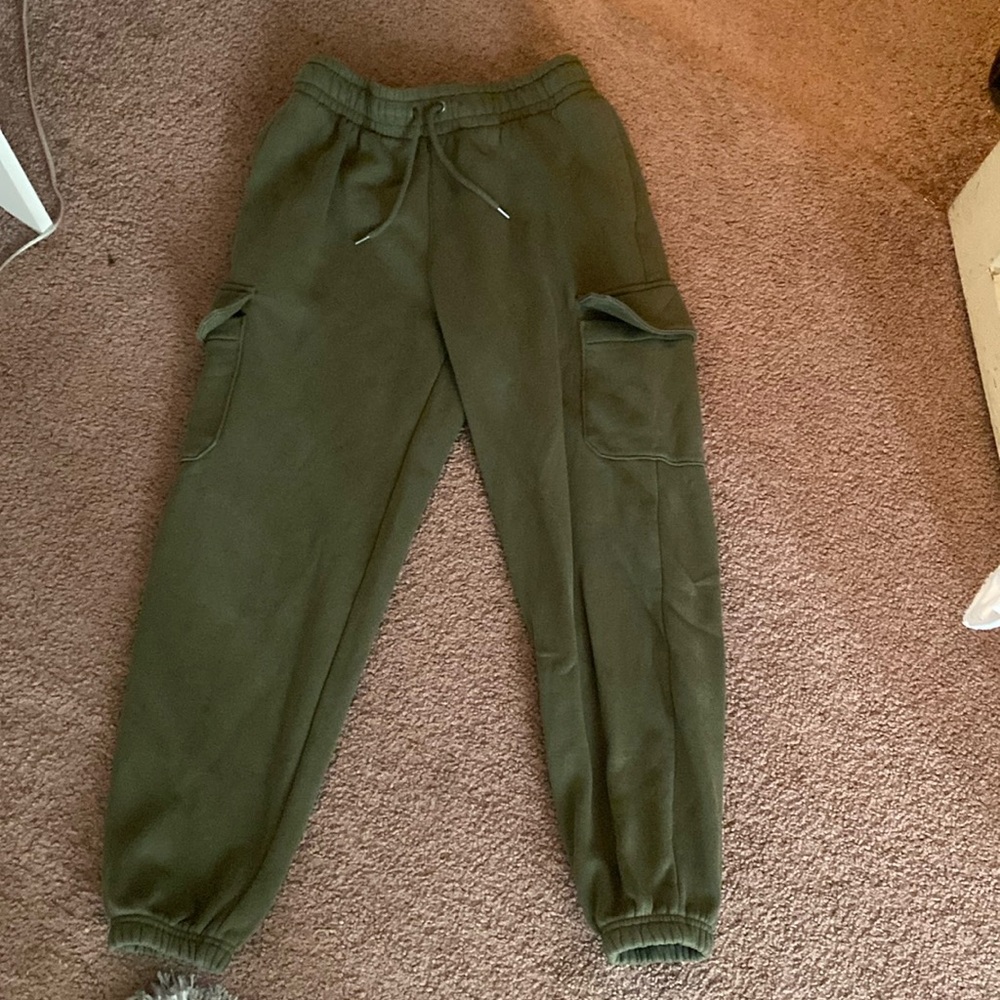 Small army green Under Armour cargo sweatpants.
